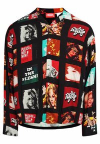 Koszula z guzikami na całej długości, z czarnym tłem i kolorowymi, retro grafikami, w tym twarzami i tekstami, wykonana z lekkiego materiału.