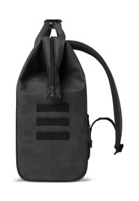 Sac étanche noir avec un design à enroulement, trois sangles en sangle extérieures, des bretelles rembourrées et une poche latérale avec fermeture éclair.