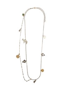 Srebrno-złota naszyjnik warstwowy z różnymi stylami łańcuchów, z zawieszkami, takimi jak koń, monety, trójkąty i zielony kamień.