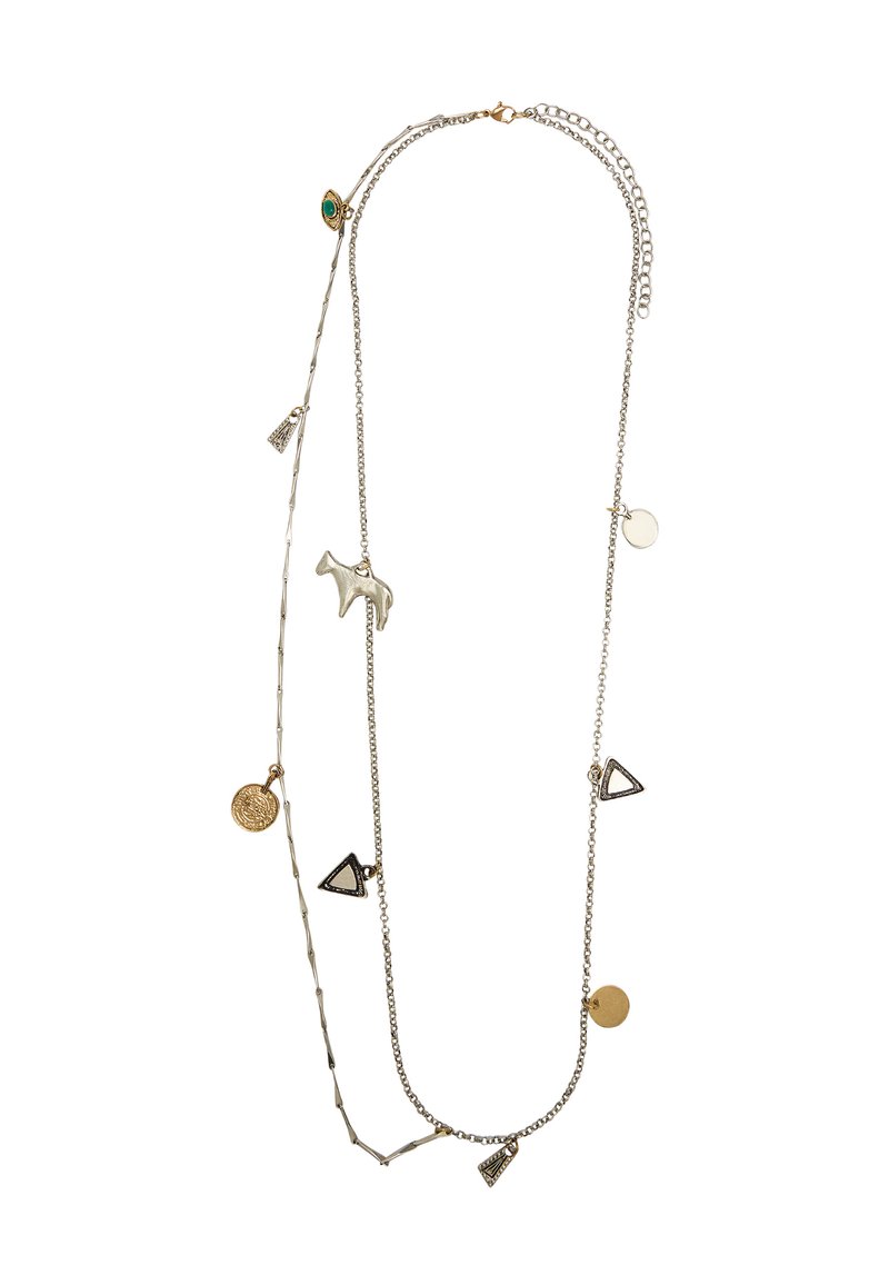 Srebrno-złota naszyjnik warstwowy z różnymi stylami łańcuchów, z zawieszkami, takimi jak koń, monety, trójkąty i zielony kamień.