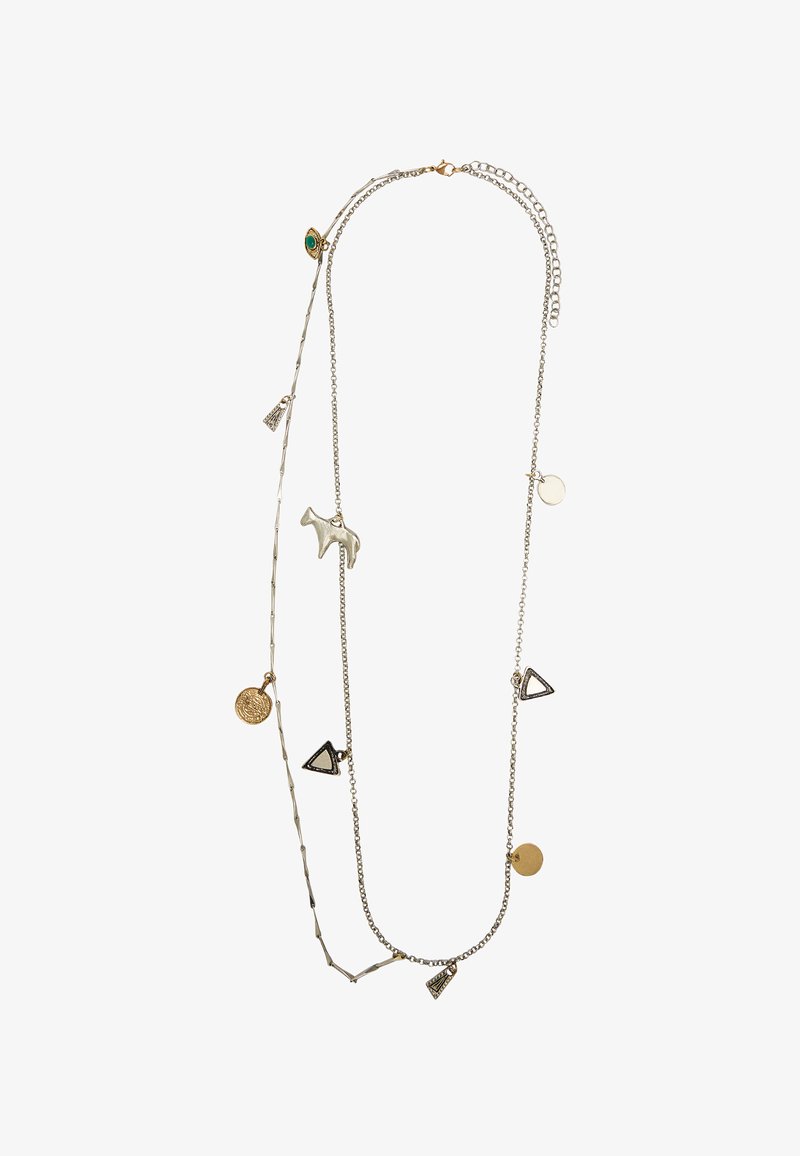 Srebrno-złota naszyjnik warstwowy z różnymi stylami łańcuchów, z zawieszkami, takimi jak koń, monety, trójkąty i zielony kamień.