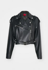 Giacca da motociclista corta in pelle nera con dettagli in argento, tasche con cerniera, ampi revers e vita con cintura. Texture liscia.