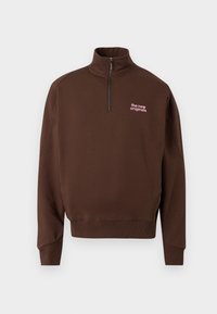 Brūns garroku pulovers ar pusīzu rāvējslēdzēja apkakli un rozā uzrakstu “the new originals” kreisajā krūtīs, ar ribas aprocēm un apakšu.