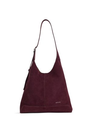 Sac à épaule en daim violet foncé avec une seule bandoulière et un logo "nat & nin" subtil près du coin inférieur droit.