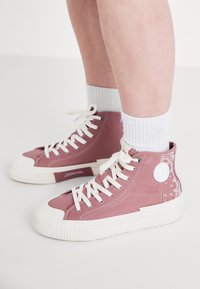 Niewybrane, malva purple