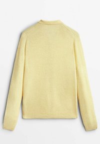 Pull en maille jaune clair à manches longues avec col, présenté à plat montrant le dos sur fond blanc.