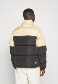 Tommy Jeans ALASKA COLORBLOCK PUFFER - Chaqueta de plumas - black