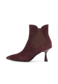 Kvinnors mörk burgunder mockaskor med spetsig tå, elastiska sidopaneler och blank kitten heel.