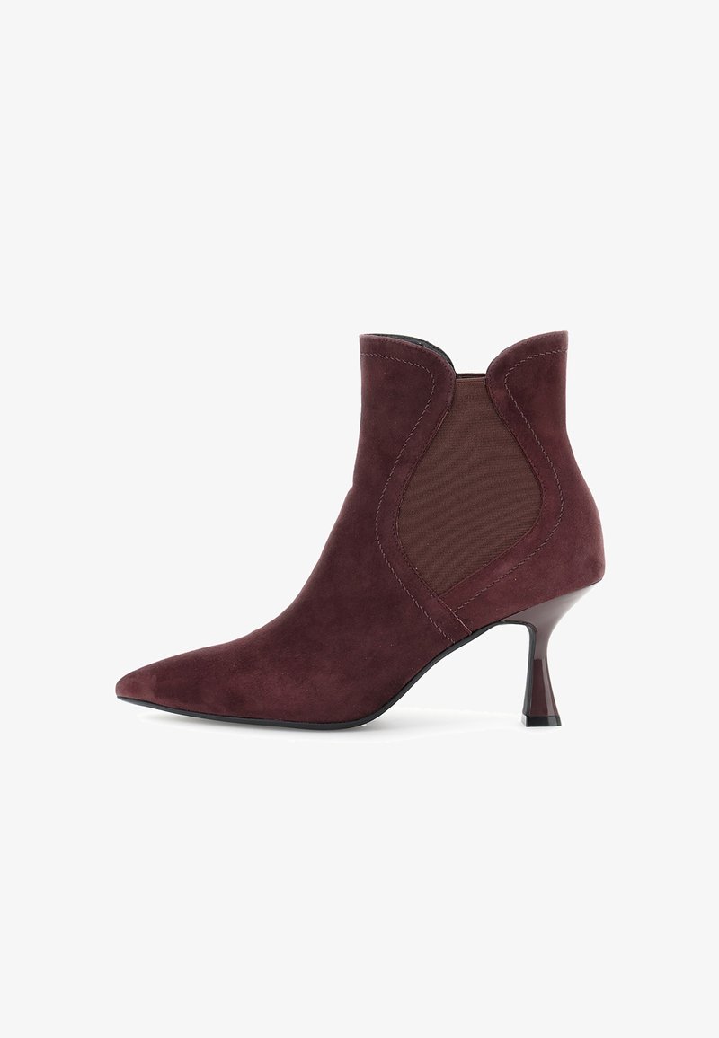 Bottines pour femmes en suede bourgogne foncé, avec un bout pointu, des panneaux élastiques sur les côtés et un petit talon brillant.