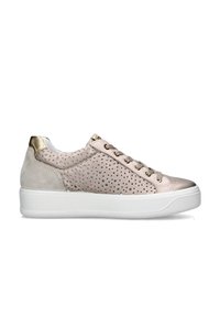 Sneaker rosa chiaro con design perforato, dettagli in suede e metallici, suola bianca piatta e lacci beige. Dettaglio riflettente sul tallone.