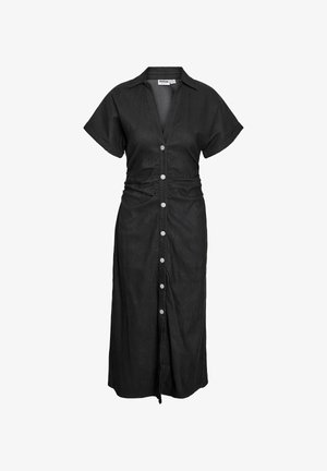 Zwarte midi-jurk met korte mouwen, kraag, geplooide taille en drukknoopsluiting aan de voorkant in het midden.