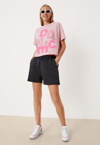 QS CROPPED  - T-shirt print - rosa