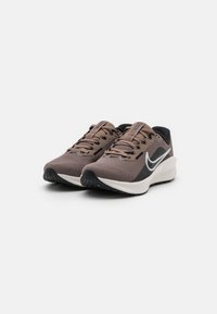 Nike-Laufschuhe verfügen über ein leichtes Obermaterial aus braunem Mesh, schwarze Akzente und eine weiße Zwischensohle mit strukturiertem schwarzen Außensohlen für Grip.