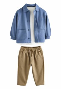 Chaqueta de forro polar azul con cierre de botones y dos bolsillos delanteros, combinada con pantalones beige con cintura elástica. Textura suave, diseño casual.