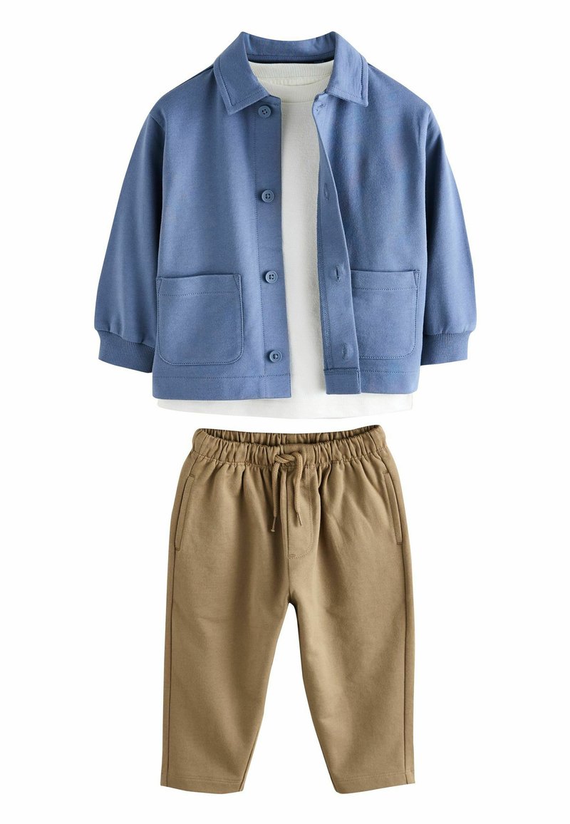 Chaqueta de forro polar azul con cierre de botones y dos bolsillos delanteros, combinada con pantalones beige con cintura elástica. Textura suave, diseño casual.