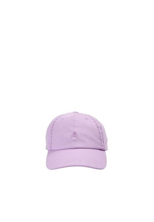Gorra de béisbol lavanda con bordado sutil de calavera y huesos cruzados en la parte delantera y costuras decorativas a lo largo de los lados.