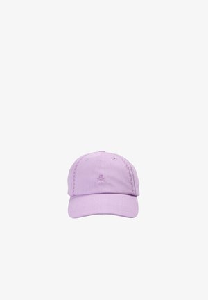 Gorra de béisbol lavanda con bordado sutil de calavera y huesos cruzados en la parte delantera y costuras decorativas a lo largo de los lados.
