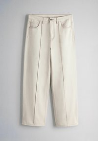 Pantalon à jambe droite couleur crème avec poches avant, passants pour ceinture, fermeture par bouton et coutures avant visibles, présenté sur un fond gris clair.