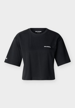 T-shirt court noir à manches courtes avec col rond, petit logo blanc "Salomon" sur la poitrine et la manche gauche.