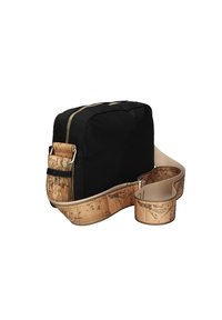 Borsa crossbody nera compatta con zip dorata e ampia tracolla beige con stampa di una mappa vintage, esposta su uno sfondo bianco.