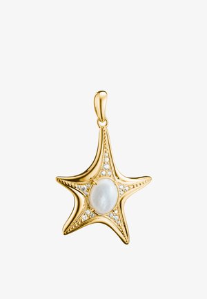 Gouden hanger in stervorm met een centraal witte ovale edelsteen en kleine heldere steentjes die de armen van de ster versieren.