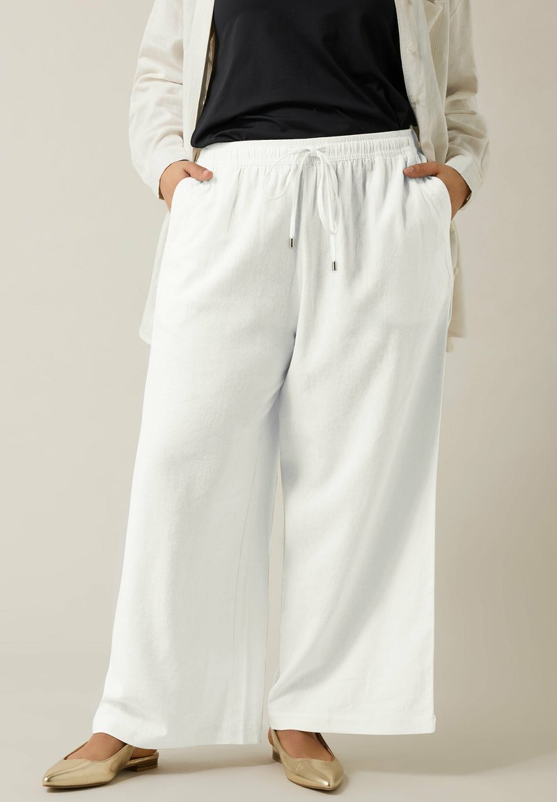 Witte wijde broek van zacht materiaal, met een elastische tailleband met verstelbare trekkoord en zijzakken.