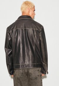Next REGULAR FIT - Imiteret læderjakke - black