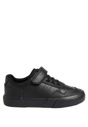 Czarny niskoprofilowy sneaker z teksturowanej skóry, wiązany z przodu, z szerokim paskiem na rzep na górze, na płaskiej gumowej podeszwie.