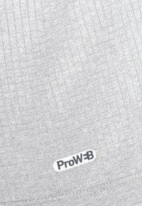 Tessuto grigio testurizzato con un motivo a griglia. Presenta un'etichetta bianca con il testo "ProW3B" in nero. Finitura liscia con una leggerissima lucentezza.