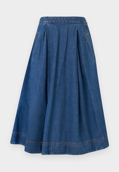 Denim rok met een klokmodel, diepblauwe kleur en plooien. Beschikt over een tailleband en zijzakken met contrasterende stikseldetails.