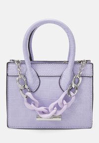 Lavendeltekstureret håndtaske med to buede håndtag, en dekorativ sølv- og lavendel kæde samt en lille rektangulær sølvnavneskilt.