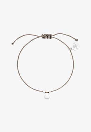 Verstellbares graues Kordarmband mit kleinem silbernem Engelsanhänger und einer runden Silbermarke, graviert mit "PURELEI."