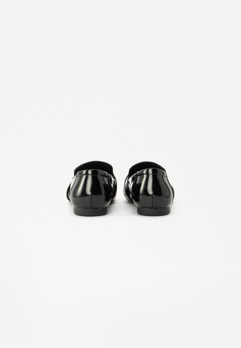 Schwarze Lackleder-Ballerinas mit glatter Oberfläche, runder Spitze und minimalistischem Design. Niedriger Absatz und zum Hineinschlüpfen.