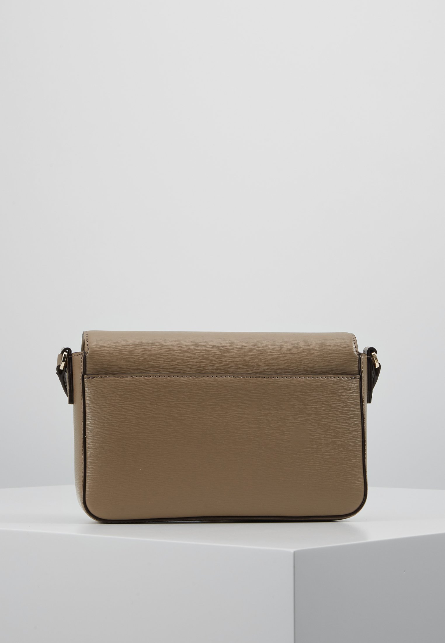 DKNY BRYANT FLAP CBODY SUTTON Skulderveske dune Zalando.no DKNY BRYANT FLAP CBODY SUTTON Skulderveske dune Zalando.no