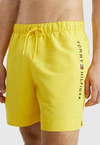 Tommy Hilfiger MEDIUM DRAWSTRING  - Shorts da mare - vivid yellow