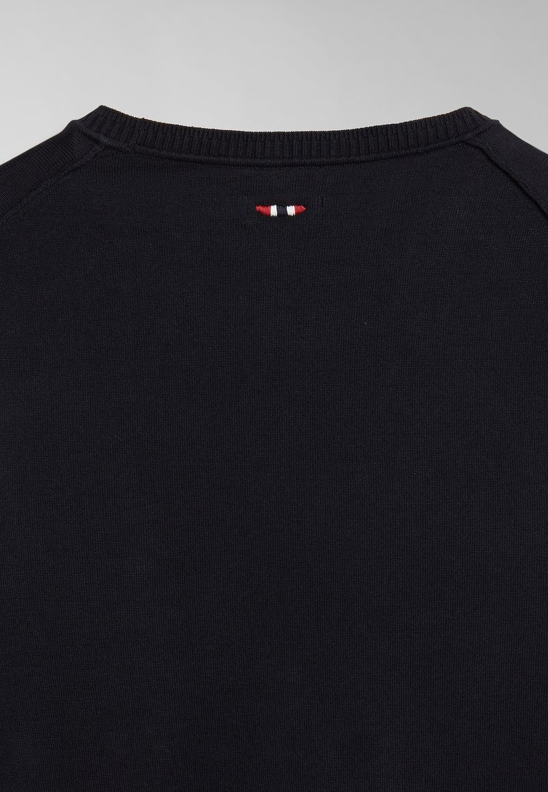 T-shirt in cotone nero con scollo a girocollo e un piccolo dettaglio ricamato rosso, bianco e blu sul retro del collo. Texture morbida.