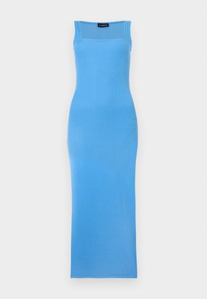 Abito midi aderente senza maniche in maglia costina di colore azzurro cielo con scollo quadrato e orlo dritto.