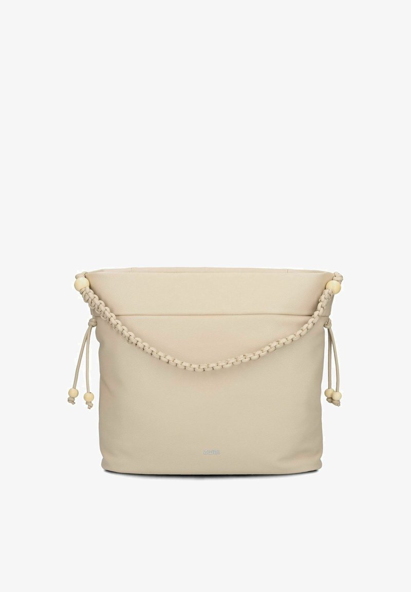 Sac à main en cuir souple beige avec bandoulière tressée et détails en perles de bois, avec un logo embossé subtil sur le devant.