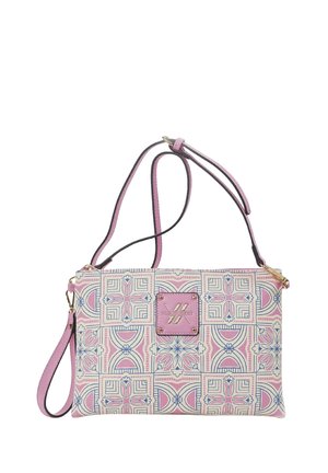 Sac bandoulière rectangulaire avec des motifs floraux géométriques roses, blancs et bleus, bandoulière réglable et patch logo rose au centre.
