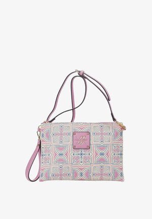 Sac bandoulière rectangulaire avec des motifs floraux géométriques roses, blancs et bleus, bandoulière réglable et patch logo rose au centre.