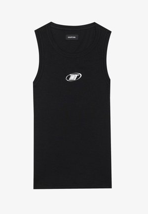 Czarny bezrękawnik wykonany z prążkowanej tkaniny, z małym białym logo na lewej części klatki piersiowej. Okrągły dekolt, regularny krój.