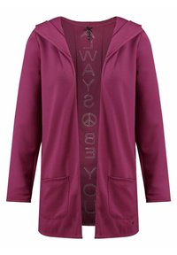Dlouhá, kapucí oblečená bunda v tmavě burgundské barvě. Obsahuje přední zapínání, dvě kapsy a vyšitý nápis uvnitř. Hladká textura.
