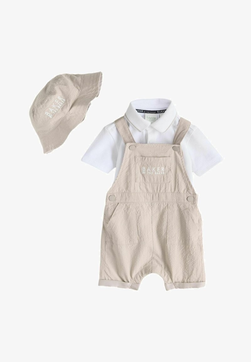 Salopette beige pour tout-petit avec poche avant et boutons, accompagnée d'un polo blanc à manches courtes et d'un chapeau seau beige assorti, tous de la marque "Baker".
