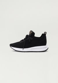 Schwarze Sportschuhe mit einem gestrickten Obermaterial, Schnürverschluss, gepolsterter Schuhkragen, weißer Zwischensohle und profiliertem Gummiaußensohle.