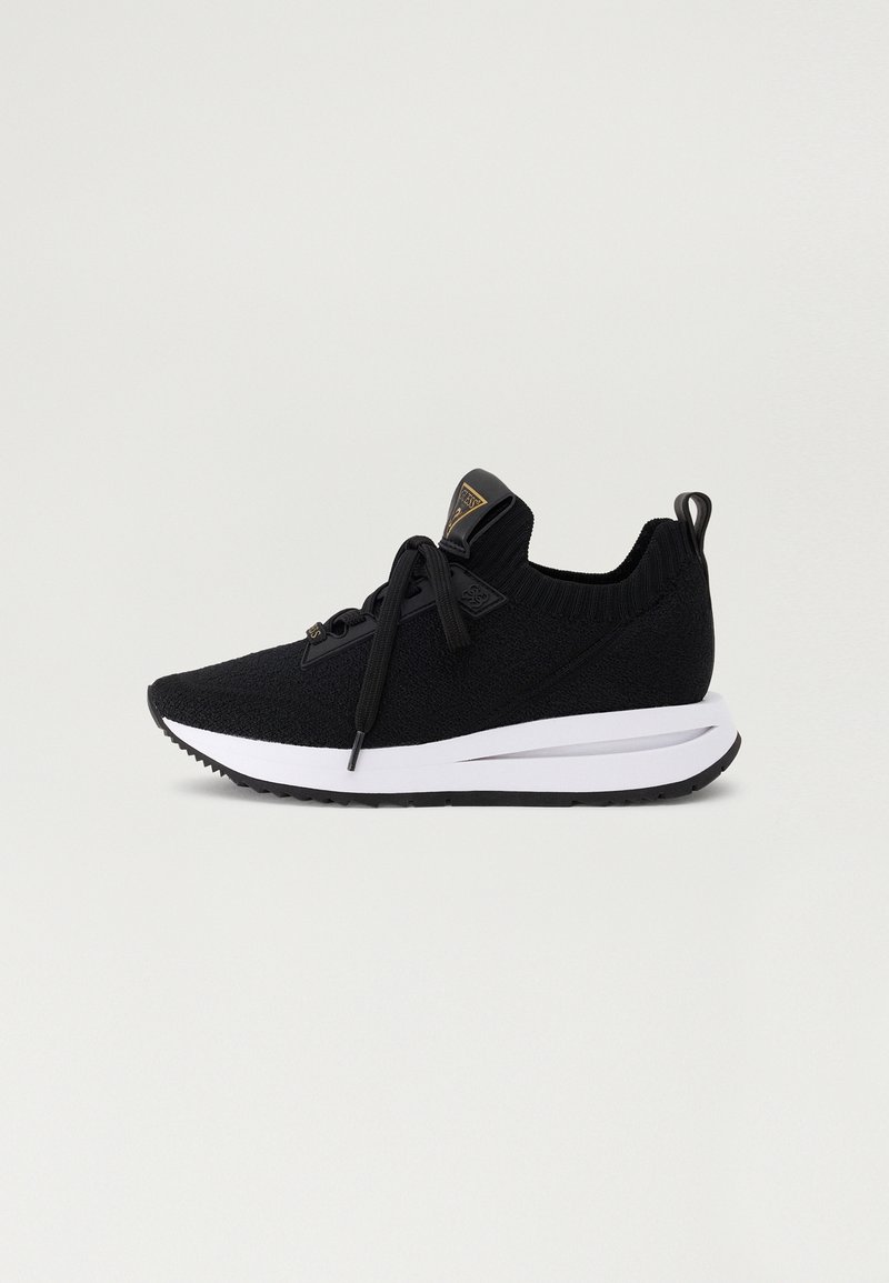 Schwarze Sportschuhe mit einem gestrickten Obermaterial, Schnürverschluss, gepolsterter Schuhkragen, weißer Zwischensohle und profiliertem Gummiaußensohle.