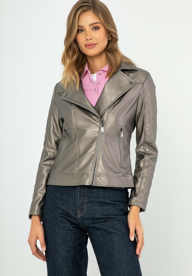 Veste de biker en simili cuir gris métallisé avec des accents matelassés aux épaules, poches zippées et un col cranté, assortie d'une chemise rose.