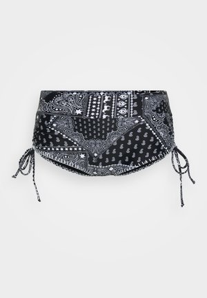 Čierne plavky s bielym paisley bandana vzorom. Nastaviteľné bočné viazanie, zberaná tkanina a hladká textura.