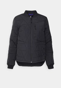 Vadderad svart jacka med ståkrage, dragkedja framtill och dragkedjeförsedd bröstficka. Utrustad med ribbade ärmslut och nederkant. Diamantmönsterdesign.