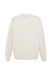 Pulover alb tricotat, prezentând un corp texturat și mâneci lungi decorate cu modele de puncte multicolore. Manșete și tiv ondulate.