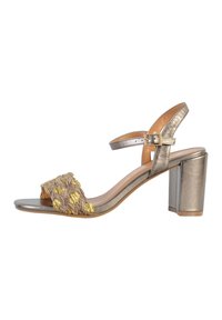 Sandal de tacón abierto con correas metálicas plateadas y parte superior tejida en dorado y beige. Tacón grueso para mayor estabilidad.